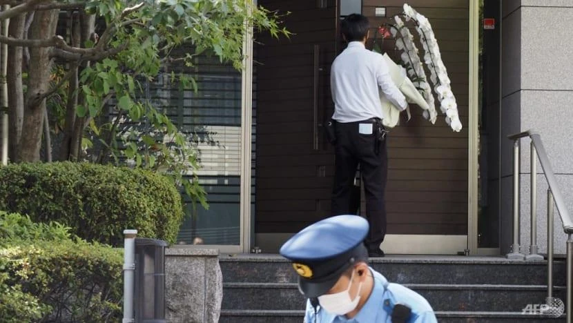 Một người mang hoa tới nhà ông Abe ở thủ đô Tokyo ngày 9-7. Ảnh: AFP