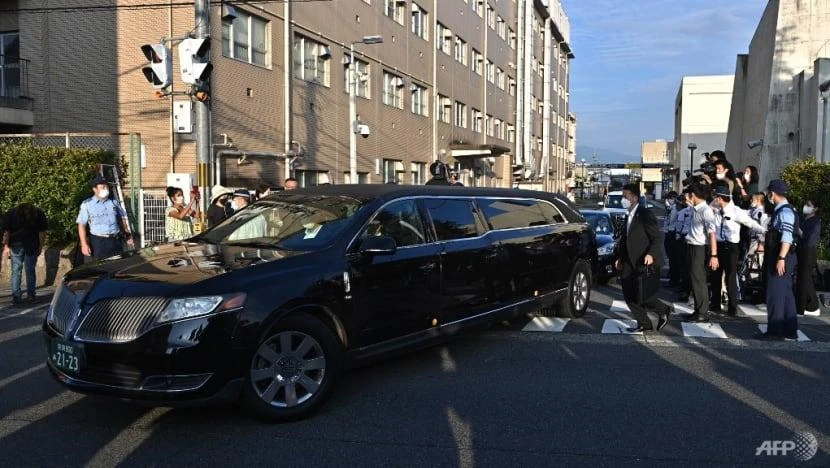 Chiếc xe được cho là chở thi hài ông Abe ra khỏi bệnh viện ngày 9-7. Ảnh: AFP