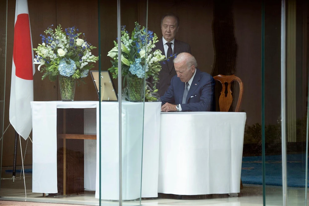 Tổng thống Mỹ Joe Biden viết sổ tang tưởng nhớ cựu Thủ tướng Nhật Shinzo Abe tại văn phòng Đại sứ Nhật ở thủ đô Washington vào ngày 8-7. Ảnh: REUTERS
