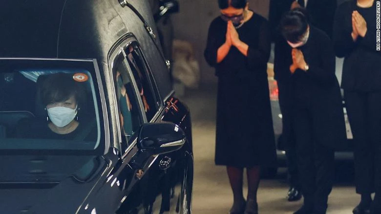 Xe chở cố Thủ tướng Shinzo Abe đến đền Zojoji để chuẩn bị cho lễ cầu siêu ngày 11-7. Ảnh: REUTERS