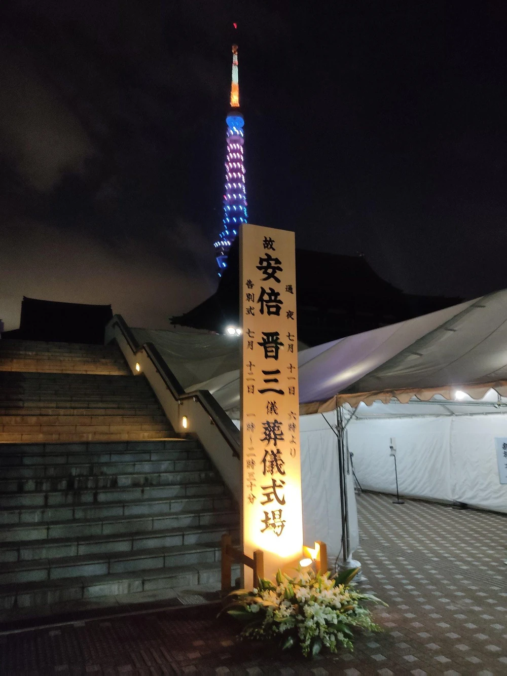 Quang cảnh bên ngoài lễ cầu siêu. Ảnh: ANDRÉ SPITERI/ TWITTER