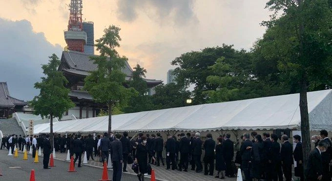 Dòng người đến thắp hương cho cố Thủ tướng Shinzo Abe trong lễ cầu siêu. Ảnh: TWITTER