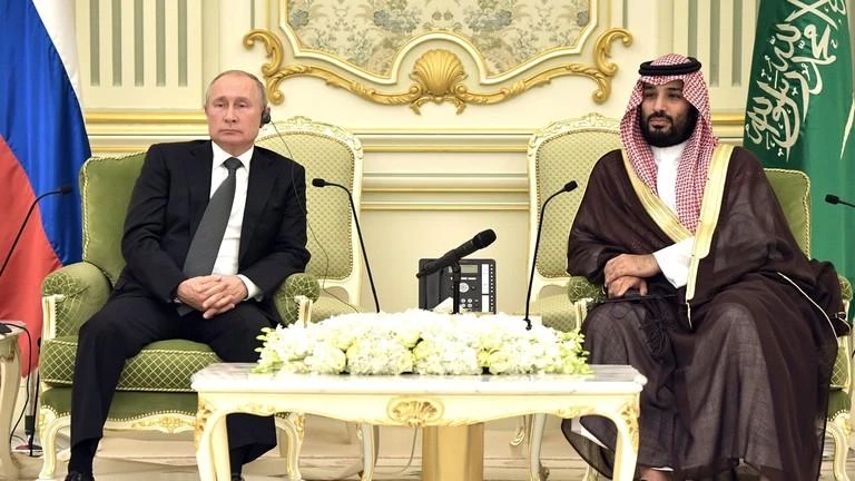 Tổng thống Nga Vladimir Putin (trái) và Thái tử Saudi Arabia - ông Mohammed bin Salman trong một cuộc hội đàm. Ảnh: KREMLIN POOL