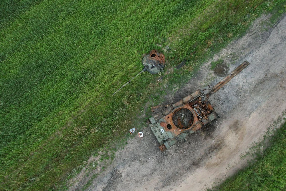 Một chiếc xe tăng T-72 Nga bị phá hủy ở tỉnh Chernihiv ngày 5-7. Ảnh: REUTERS