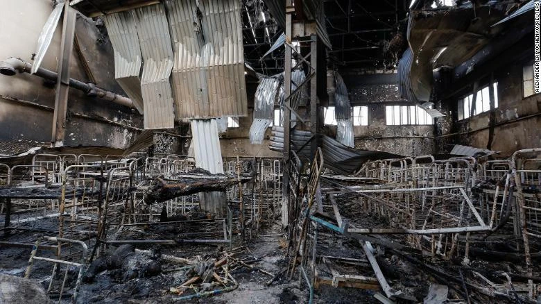 Bên trong nhà tù ở làng Olenivka, quận Volnovakha, tỉnh Donetsk bị pháo kích. Ảnh: CNN