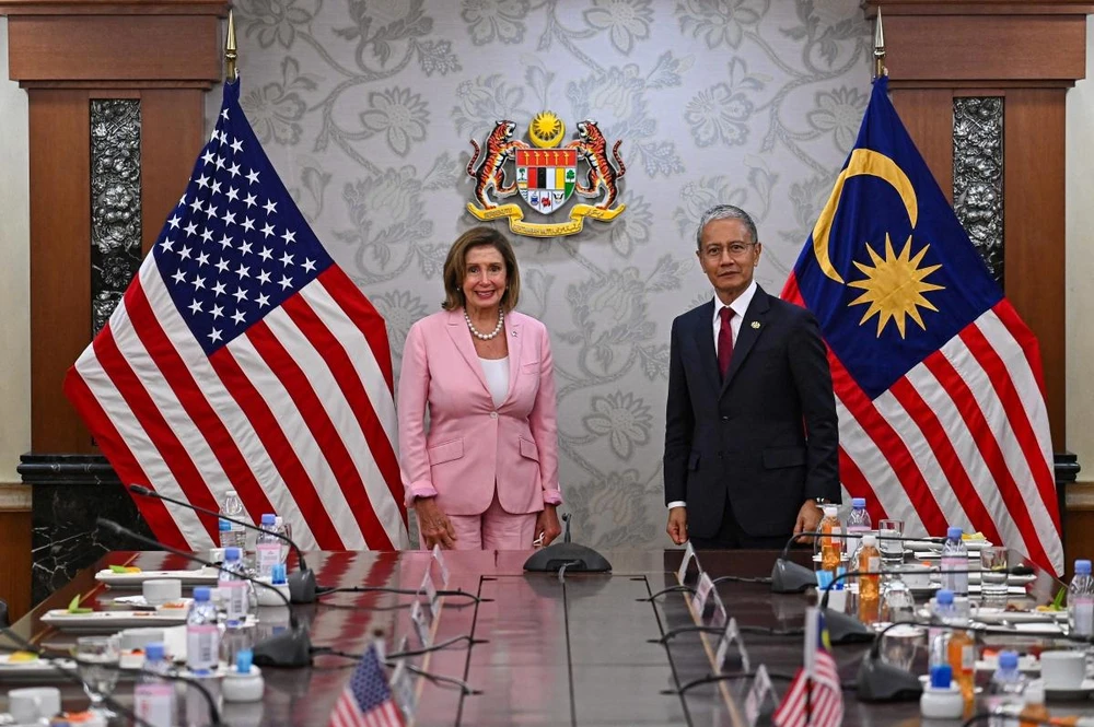 Chủ tịch Hạ viện Mỹ Nancy Pelosi (trái) và Chủ tịch Hạ viện Malaysia - ông Azhar Azizan Harun trong cuộc họp ngày 2-8. Ảnh: REUTERS