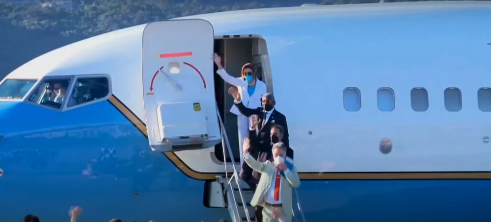 Chủ tịch Hạ viện Mỹ Nancy Pelosi lên máy bay rời Đài Loan. Ảnh: REUTERS