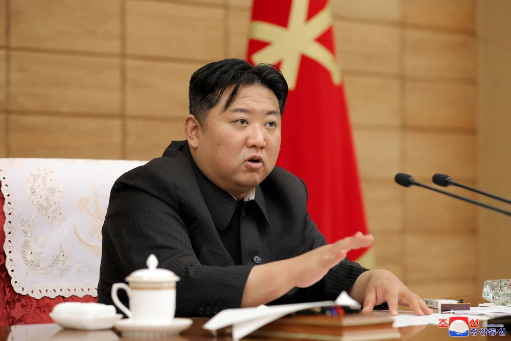 Nhà lãnh đạo Triều Tiên Kim Jong-un trong một cuộc họp về công tác chống dịch hồi tháng 5-2022. Ảnh: KCNA/REUTERS