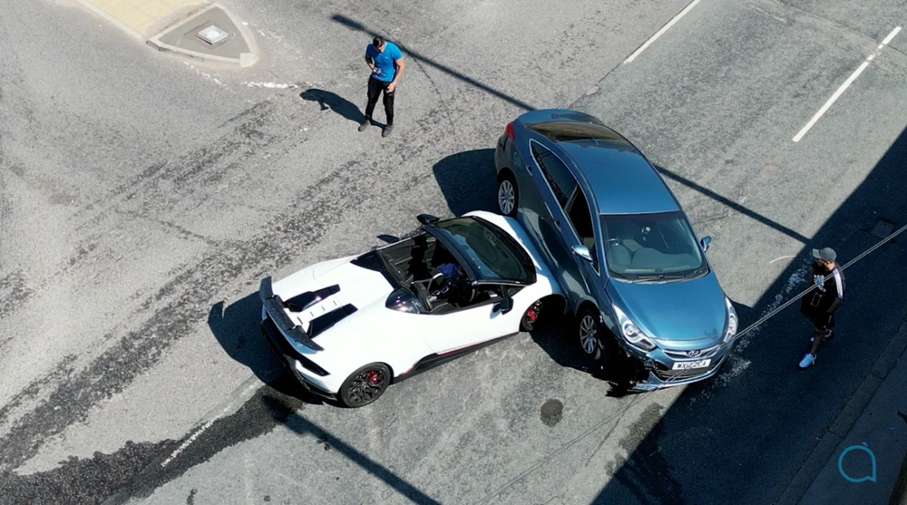 Xe Lamborghini bị xe Hyundai cán lên mui ở ngã ba. Ảnh: THE SUN