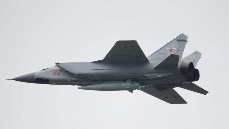 Máy bay đánh chặn siêu thanh Mikoyan MiG-31BM của Nga mang tên lửa siêu thanh Kh-47M2 Kinzhal. Ảnh: SPUTNIK