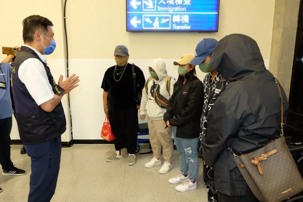 5 người Đài Loan là nạn nhân của nạn buôn người trở về quê hương vào tháng 8-2022. Ảnh: CNA