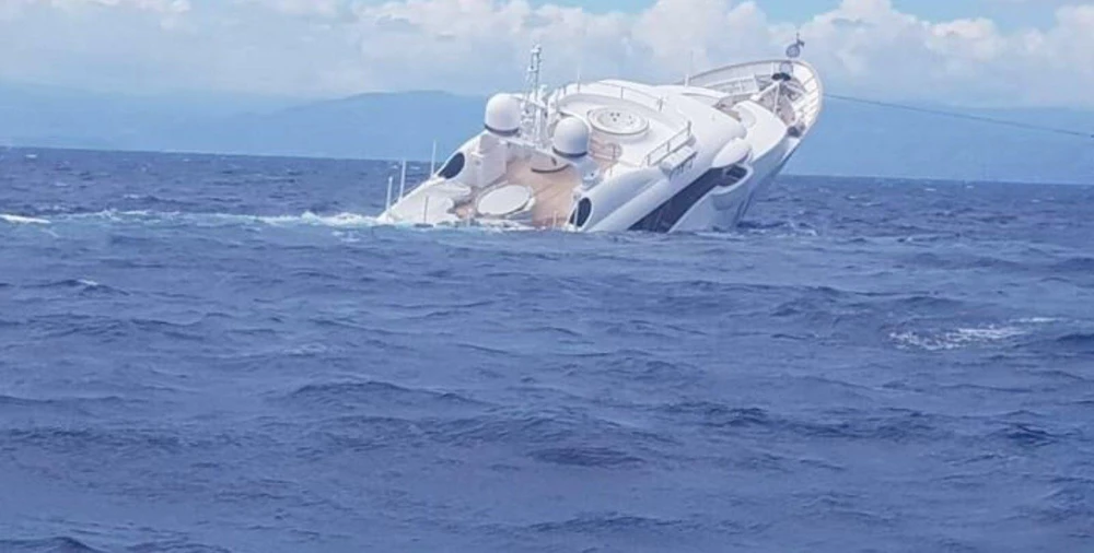 Chiếc du thuyền chìm xuống biển. Ảnh: TWITTER