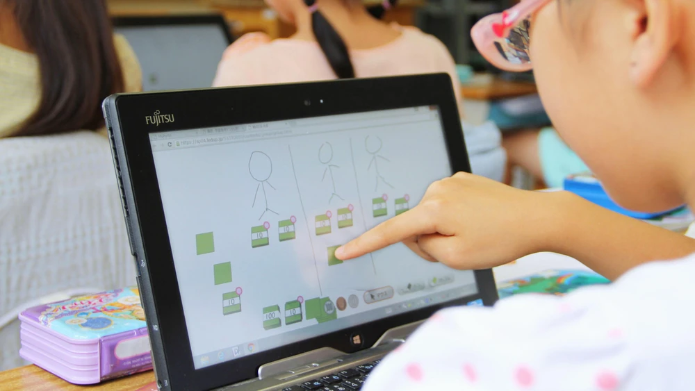 Học sinh Nhật sẽ dùng sách giáo khoa kỹ thuật số từ năm 2024. Ảnh: KYODO