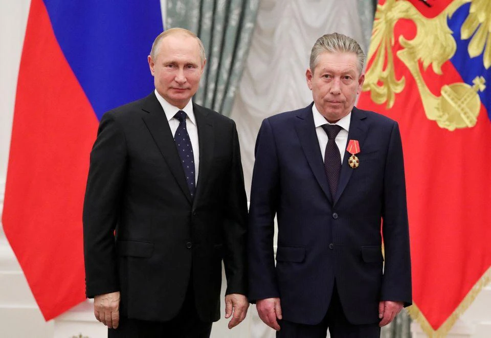 Tổng thống Nga Vladimir Putin (trái) và Chủ tịch tập đoàn dầu khí Nga Lukoil - ông Ravil Maganov hồi tháng 11-2019. Ảnh: SPUTNIK