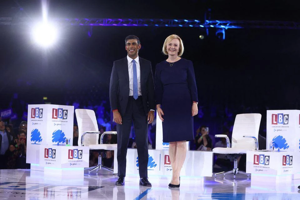 Hai ứng cử viên cho vị trí thủ tướng Anh - Ngoại trưởng Liz Truss (phải) và cựu Bộ trưởng Tài chính Rishi Sunak. Ảnh: REUTERS Hai ứng cử viên cho vị trí thủ tướng Anh - Ngoại trưởng Liz Truss (phải) và cựu Bộ trưởng Tài chính Rishi Sunak. Ảnh: REUTERS
