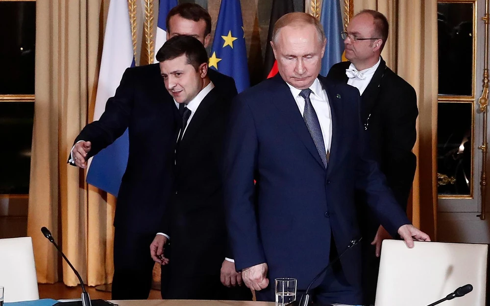 Tổng thống Ukraine - ông Volodymyr Zelensky (trái) và người đồng cấp Nga Vladimir Putin (phải, hàng trên) gặp nhau tại Paris, Pháp vào năm 2019. Ảnh: AP