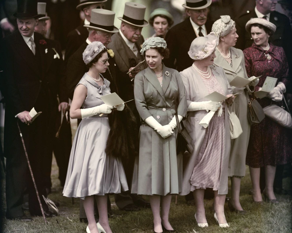 Công chúa Margaret, Nữ hoàng Elizabeth II và Thái hậu đến thăm Trường đua ngựa Epsom Downs ở Surrey, Anh vào tháng 6-1958. Ảnh: CNN