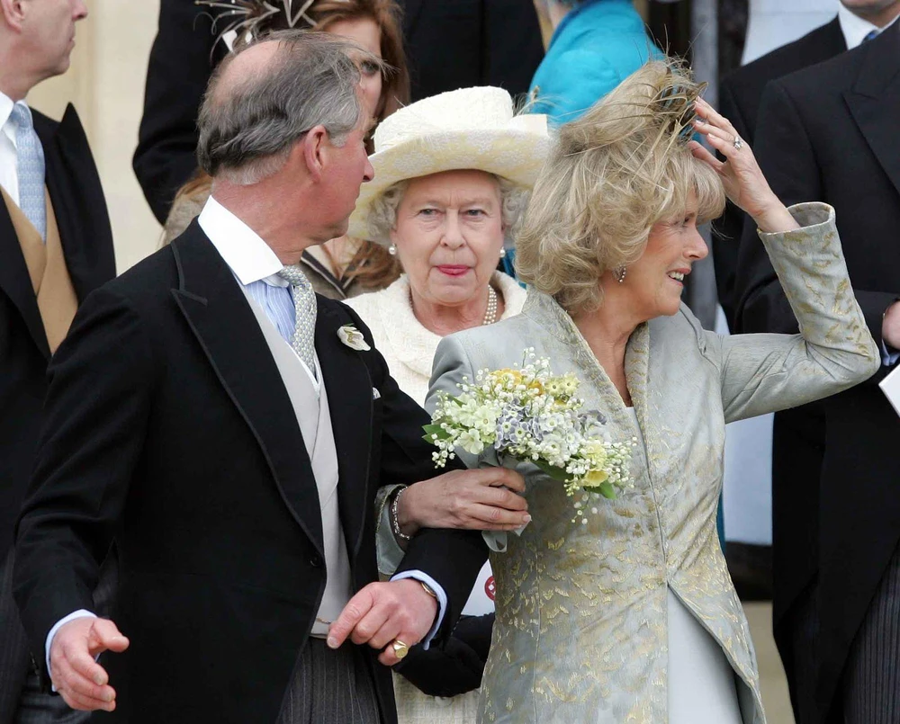 Nữ hoàng trong lễ cưới của Thái tử Charles và bà Camilla (Nữ công tước xứ Cornwall) vào tháng 4-2005. Ảnh: AP