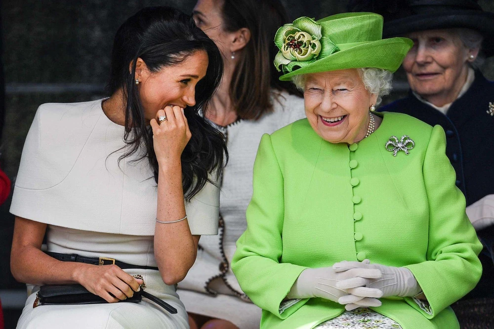 Nữ hoàng và vợ của Hoàng tử Harry là Meghan (Nữ công tước xứ Sussex) trong lễ khánh thành cây cầu ở thành phố Halton (Anh) vào tháng 6-2018. Ảnh: CNN