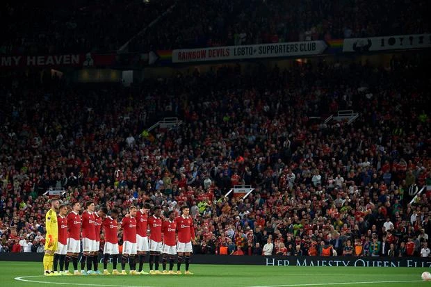 Khoảnh khắc mặc niệm Nữ hoàng Elizabeth II tại giải UEFA Europa League. Ảnh: AFP