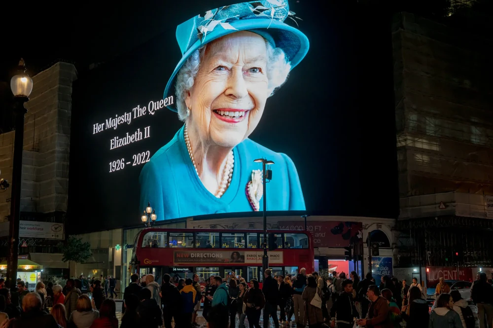 Hình ảnh Nữ hoàng Elizabeth II trên đường phố London. Ảnh: THE NEW YORK TIMES
