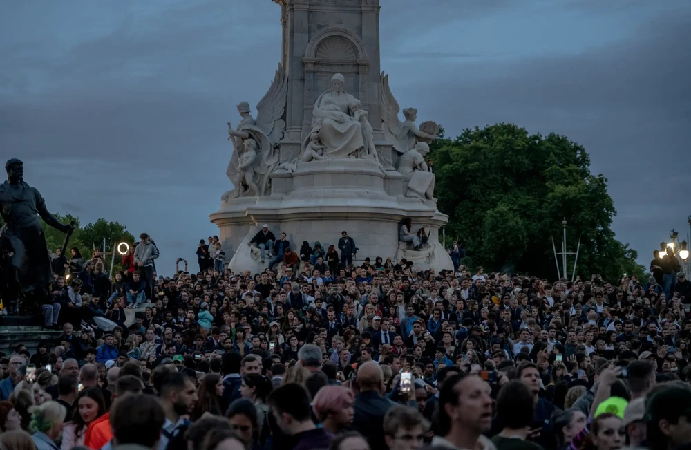 Người dân tụ tập bên ngoài Điện Buckingham sau khi nghe tin Nữ hoàng Elizabeth II qua đời. Ảnh: THE NEW YORK TIMES