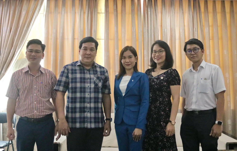 Đại diện công ty TNHH Một thành viên Hoàng Bình Land đến chúc mừng báo Pháp Luật TP.HCM. Đại diện công ty TNHH Một thành viên Hoàng Bình Land đến chúc mừng báo Pháp Luật TP.HCM.