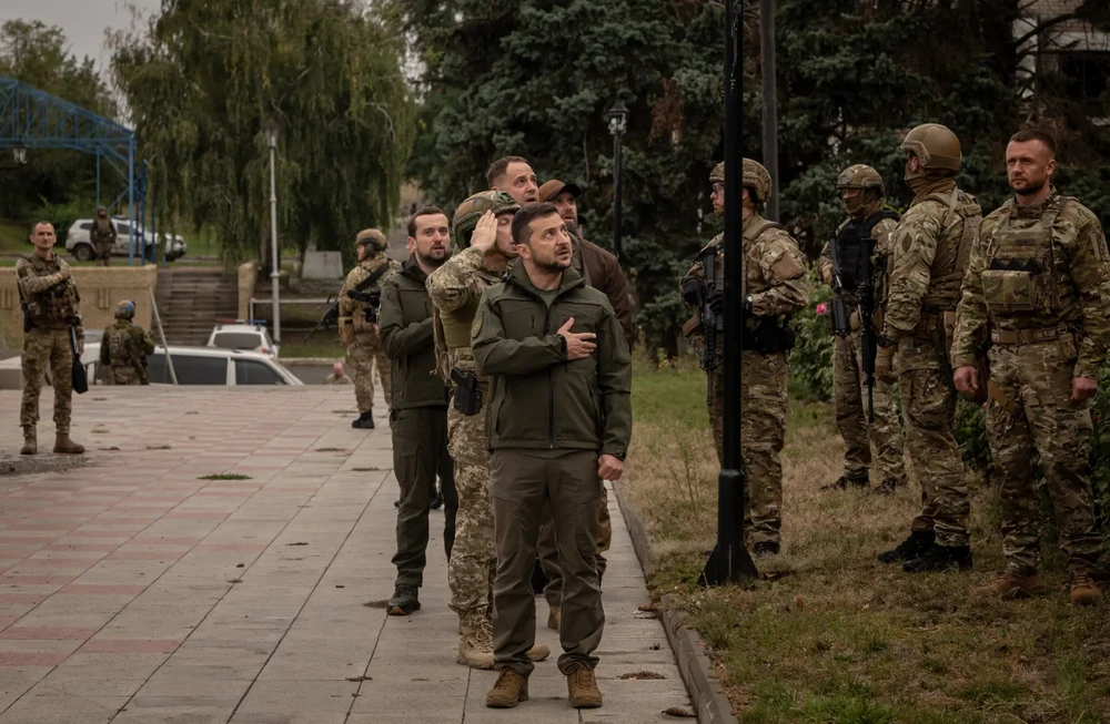 Tổng thống Ukraine - Volodymyr Zelensky dự lễ thượng cờ ở TP Izium, tỉnh Kharkiv ngày 14-9. Ảnh: THE NEW YORK TIMES