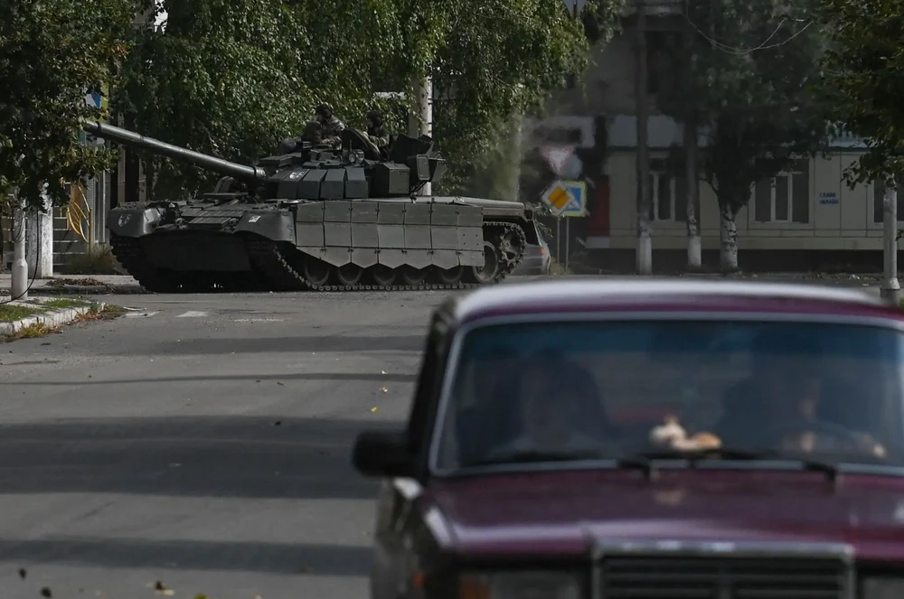 Xe bọc thép Ukraine trên đường phố Bakhmut ngày 15-9 khi thành phố này đang nằm trong tầm ngắm của Nga. Ảnh: AP