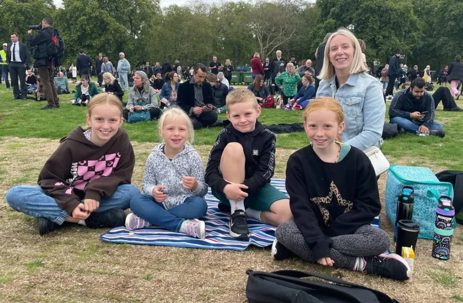 Người dân tập trung ở công viên Hyde Park để theo dõi lễ tang cố nữ hoàng trên màn hình. Ảnh: THE NEW YORK TIMES