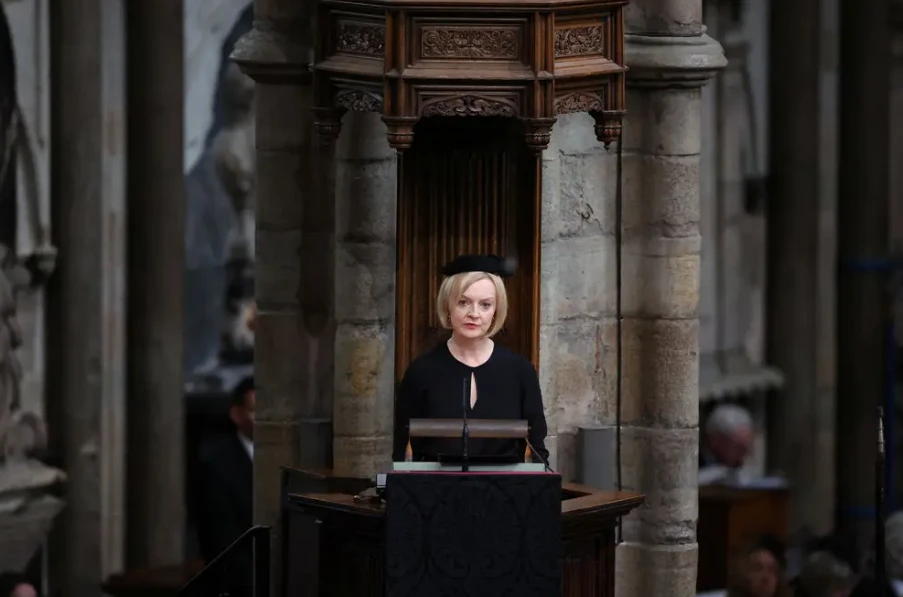 Thủ tướng Anh Liz Truss đọc chương thứ 14 của Phúc âm Giăng sau bài phát biểu của linh mục David Hoyle. Ảnh: THE NEW YORK TIMES