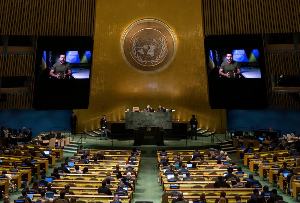 Tổng thống Ukraine - ông Volodymyr Zelensky phát biểu trước Đại Hội đồng LHQ vào ngày 21-9. Ảnh: THE NEW YORK TIMES Tổng thống Ukraine - ông Volodymyr Zelensky phát biểu trước Đại Hội đồng LHQ vào ngày 21-9. Ảnh: THE NEW YORK TIMES