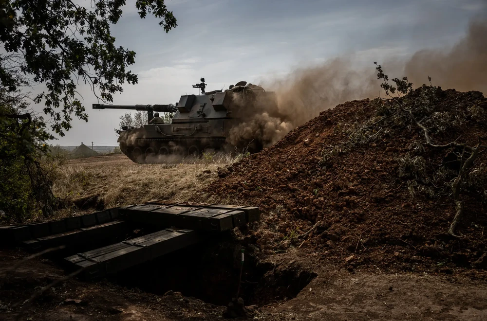 Lính Ukraine triển khai pháo tự hành ở vùng Donbass, miền đông Ukraine vào tháng 8. Ảnh: THE NEW YORK TIMES