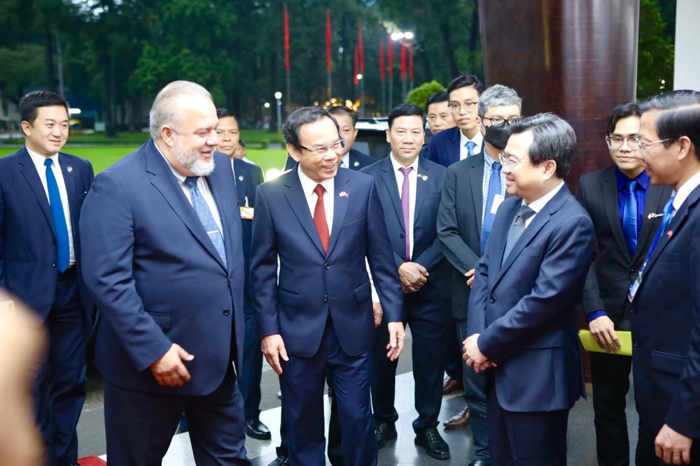 Bí thư Thành ủy TP.HCM Nguyễn Văn Nên và Chủ tịch UBND TP.HCM Phan Văn Mãi đã đón Thủ tướng Cuba và đoàn đại biểu cấp cao Cuba tại hội trường Thống Nhất.