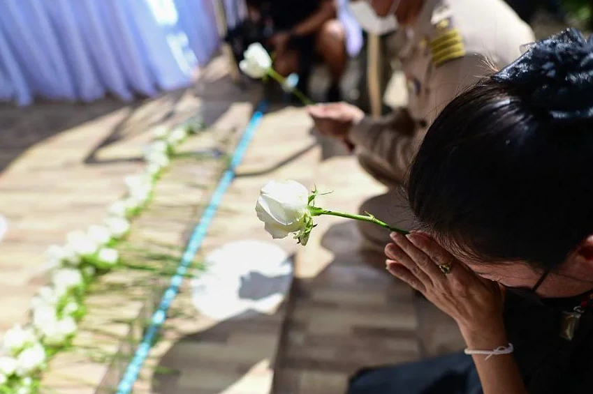 Người thân của những nạn nhân đặt hoa tưởng niệm trên bậc thềm của nhà trẻ vào ngày 7-10. Ảnh: AFP