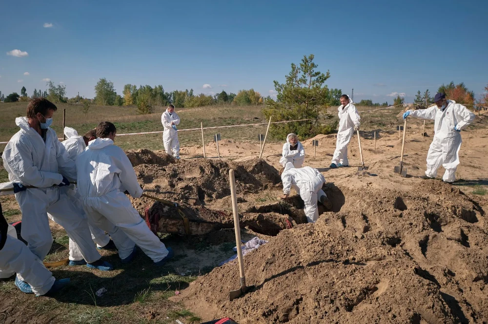 Ukraine phát hiện mộ tập thể chôn 180 người ở Lyman ngày 7-10. Ảnh: EPA