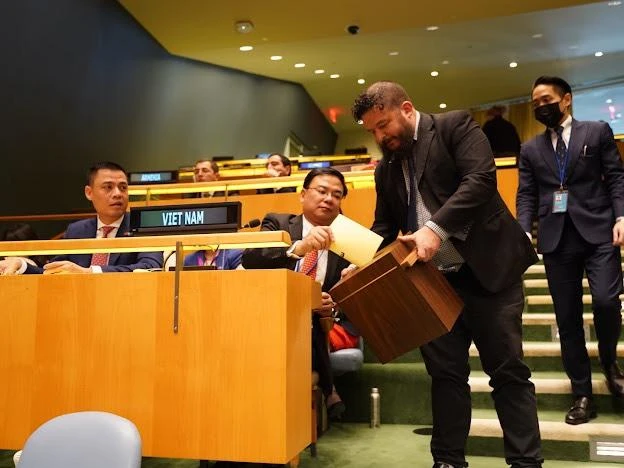 Thứ trưởng Ngoại giao Phạm Quang Hiệu bỏ lá phiếu của Việt Nam vào thùng hôm 11-10. Ảnh: BỘ NGOẠI GIAO Thứ trưởng Ngoại giao Phạm Quang Hiệu bỏ lá phiếu của Việt Nam vào thùng hôm 11-10. Ảnh: BỘ NGOẠI GIAO