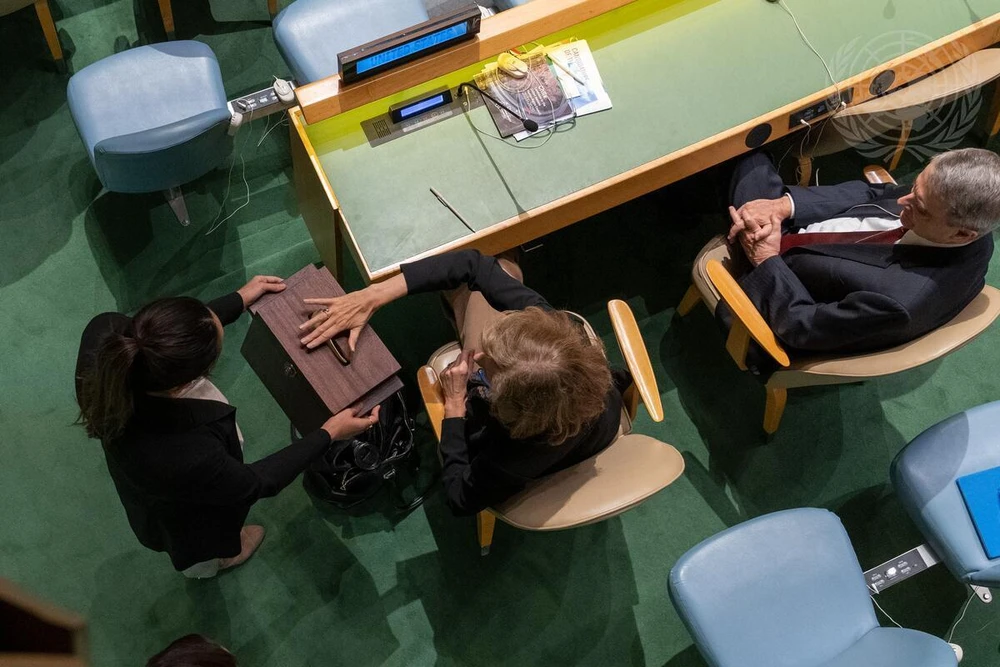 Một thành viên của LHQ bỏ phiếu trong phiên họp ngày 11-10. Ảnh: UN JOURNAL