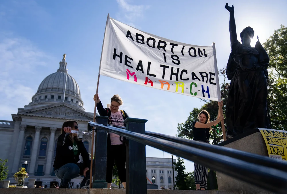 Những người ủng hộ quyền phá thai đã tập trung bên ngoài Tòa nhà Quốc hội bang Wisconsin ở TP Madison. Ảnh: THE NEW YORK TIMES