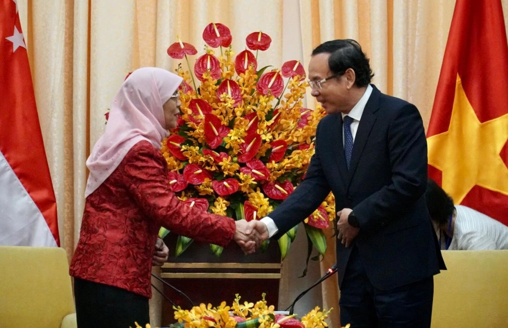 Bí thư Nguyễn Văn Nên bắt tay Tổng thống Halimah Yacob sau buổi tiếp.