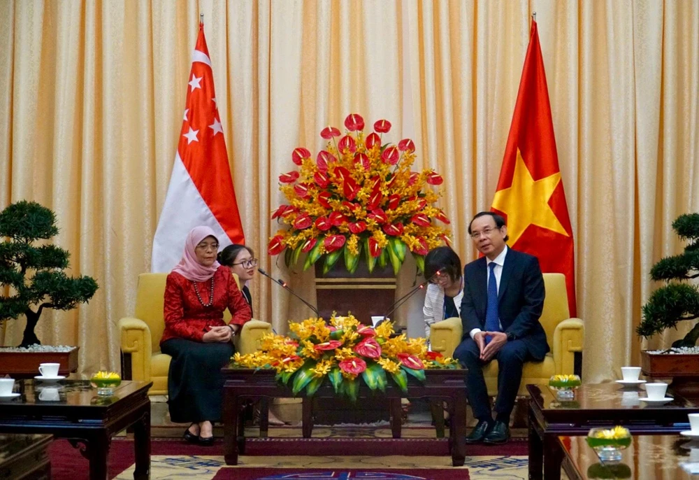 Bí thư Nguyễn Văn Nên trao đổi với Tổng thống Halimah Yacob trong buổi tiếp.