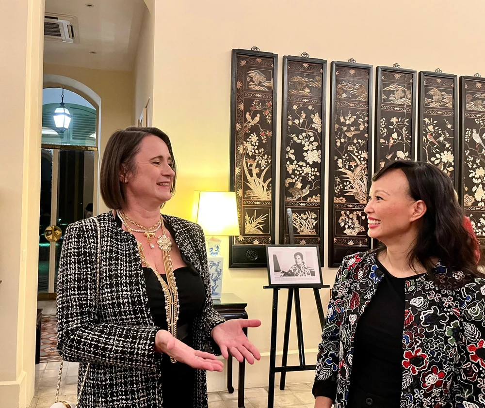 Bà Tổng Lãnh sự Pháp Emmanuelle Pavillon-Grosser (trái) trò chuyện với khách mời tại buổi triển lãm tranh. Ảnh: ĐỨC HIỀN