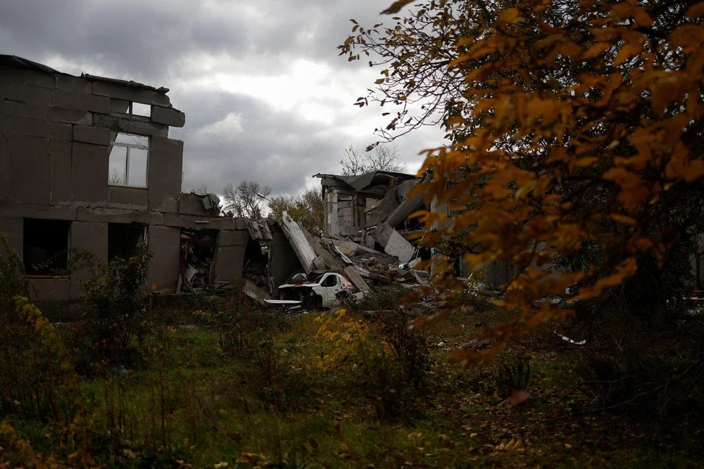 Một trường học bị phá hủy do pháo kích ở tỉnh Mykolaiv (Ukraine) ngày 26-10. Ảnh: REUTERS