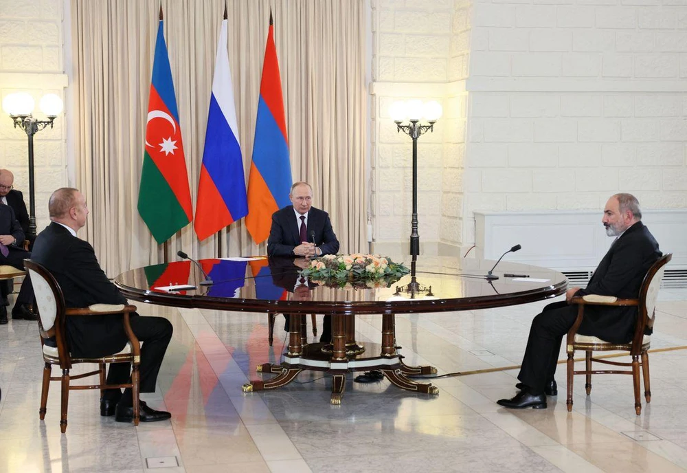 Tổng thống Nga Vladimir Putin (giữa), Tổng thống Azerbaijan Ilham Aliyev (trái) và Thủ tướng Armenia Nikol Pashinyan hội đàm tại ở TP Sochi (Nga) ngày 31-10. Ảnh: REUTERS