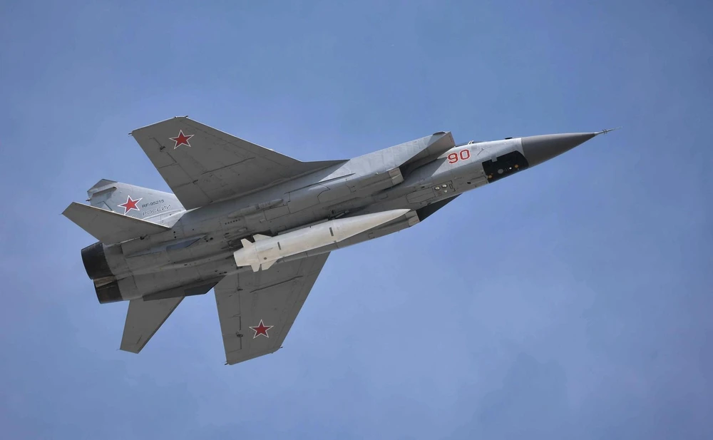 Tên lửa đạn đạo siêu thanh Kinzhal trên tiêm kích đánh chặn MiG-31. Ảnh: WIKIPEDIA