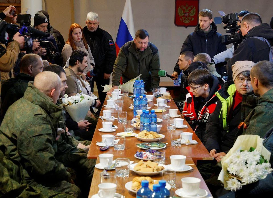 Lãnh đạo tỉnh Donetsk do Nga bổ nhiệm Denis Pushilin gặp gỡ tù nhân được thả và người dân ở tỉnh Donetsk. Ảnh: REUTERS