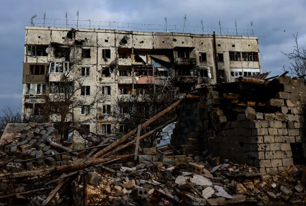 Tòa nhà ở Kherson bị hư hại hôm 6-11 do bị pháo kích. Ảnh: EPA