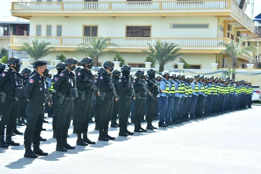 Hơn 200 sĩ quan cảnh sát tham gia nhiệm vụ. Ảnh: KHMER TIMES