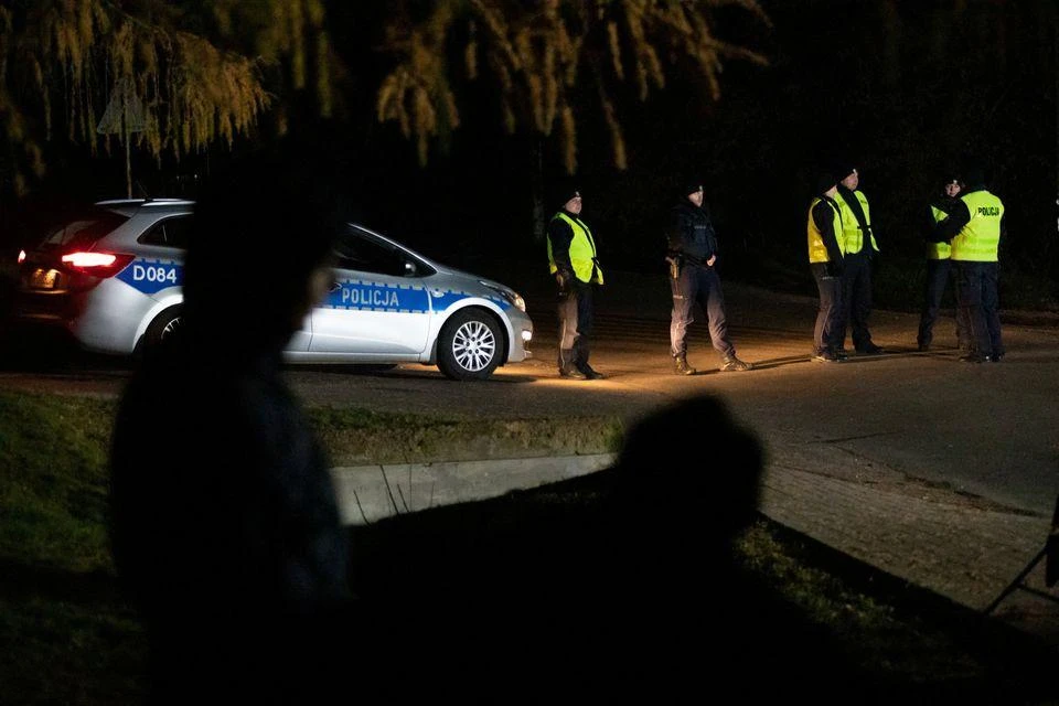 Cảnh sát làm việc tại hiện trường vụ nổ ở làng Przewodow hôm 15-11. Ảnh: REUTERS