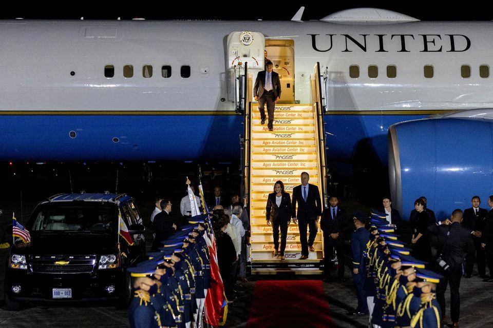 Phó Tổng thống Kamala Harris và phu quân Doug Emhoff đến sân bay quốc tế Ninoy Aquino ở Vùng đô thị Manila hôm 20-10. Ảnh: REUTERS